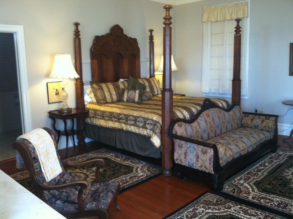 Corners Mansion Inn - A Bed And Breakfast 빅스버그 객실 사진