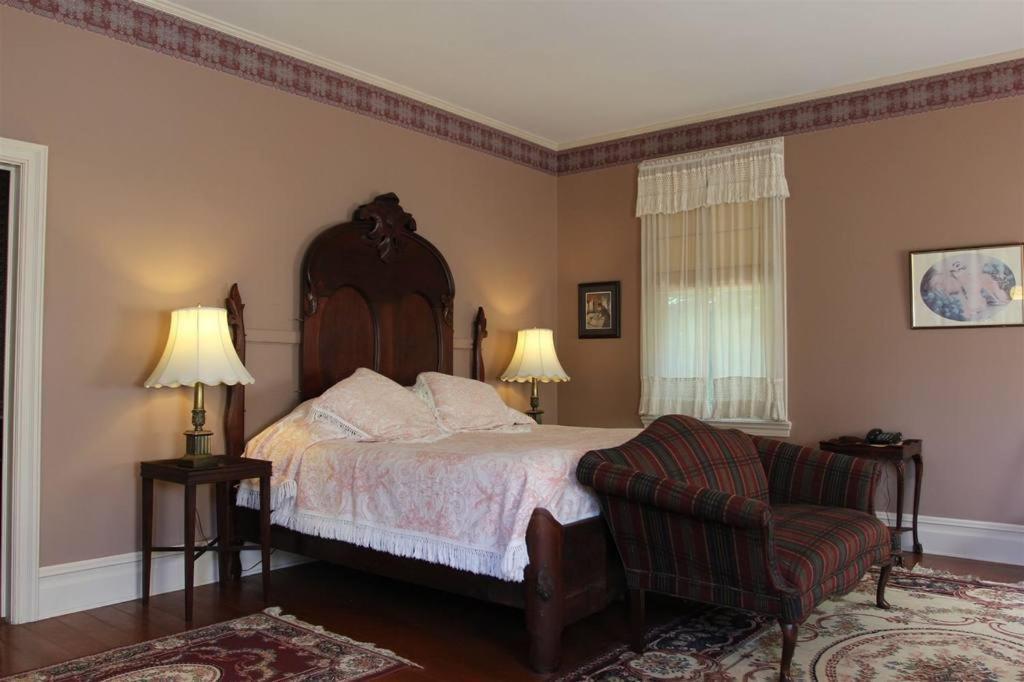 Corners Mansion Inn - A Bed And Breakfast 빅스버그 객실 사진