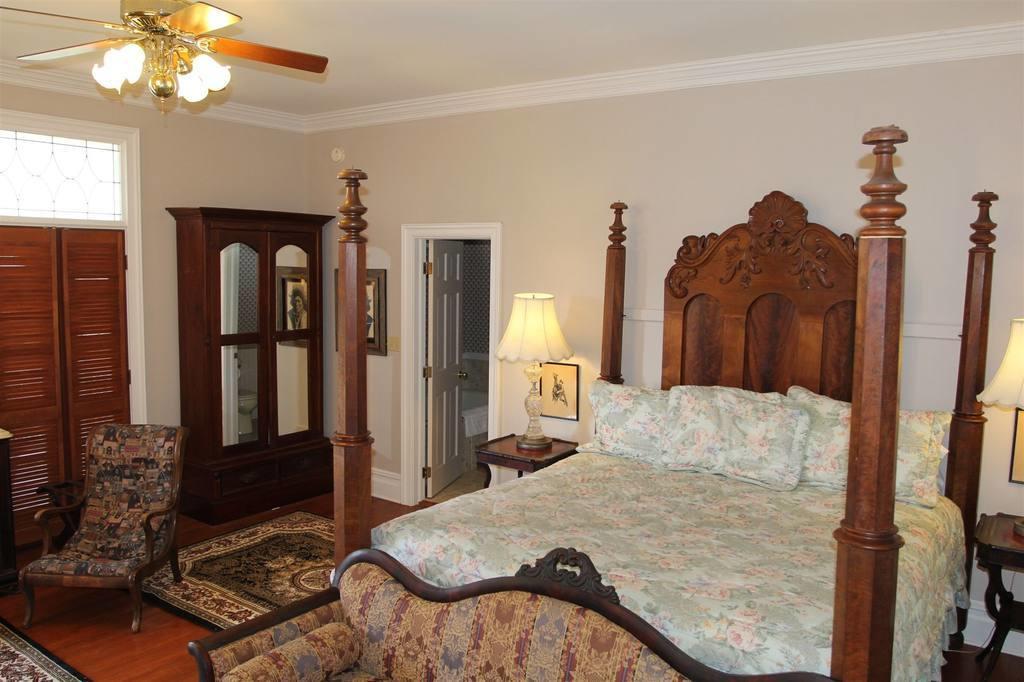 Corners Mansion Inn - A Bed And Breakfast 빅스버그 객실 사진