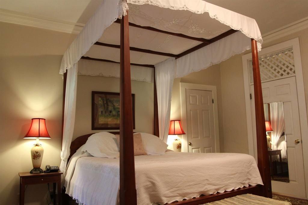 Corners Mansion Inn - A Bed And Breakfast 빅스버그 객실 사진